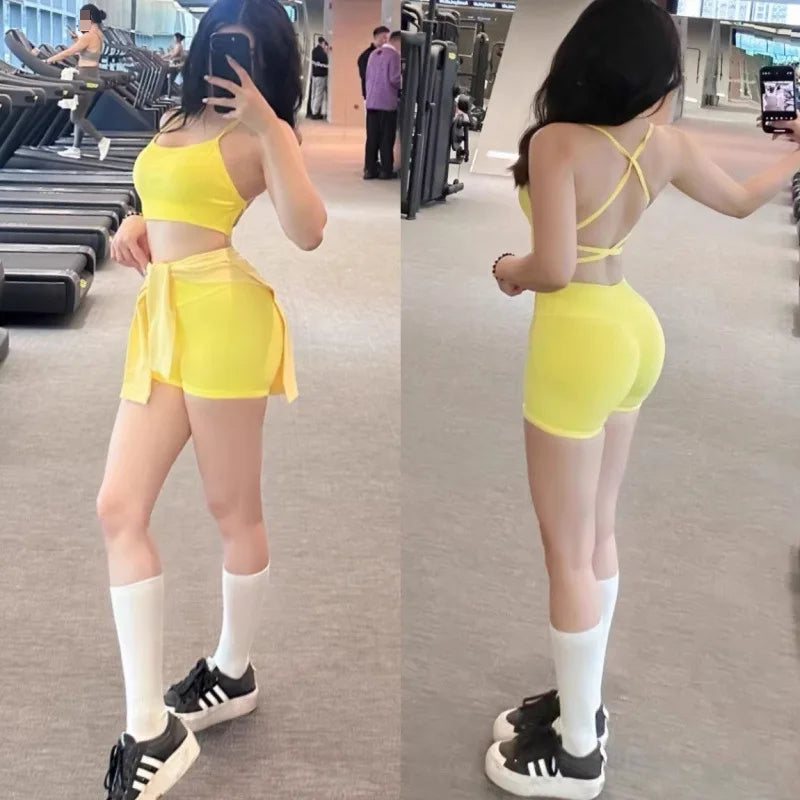 Seamless hip hugging fitness shorts