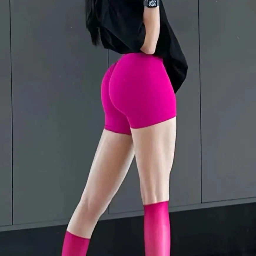 Seamless hip hugging fitness shorts